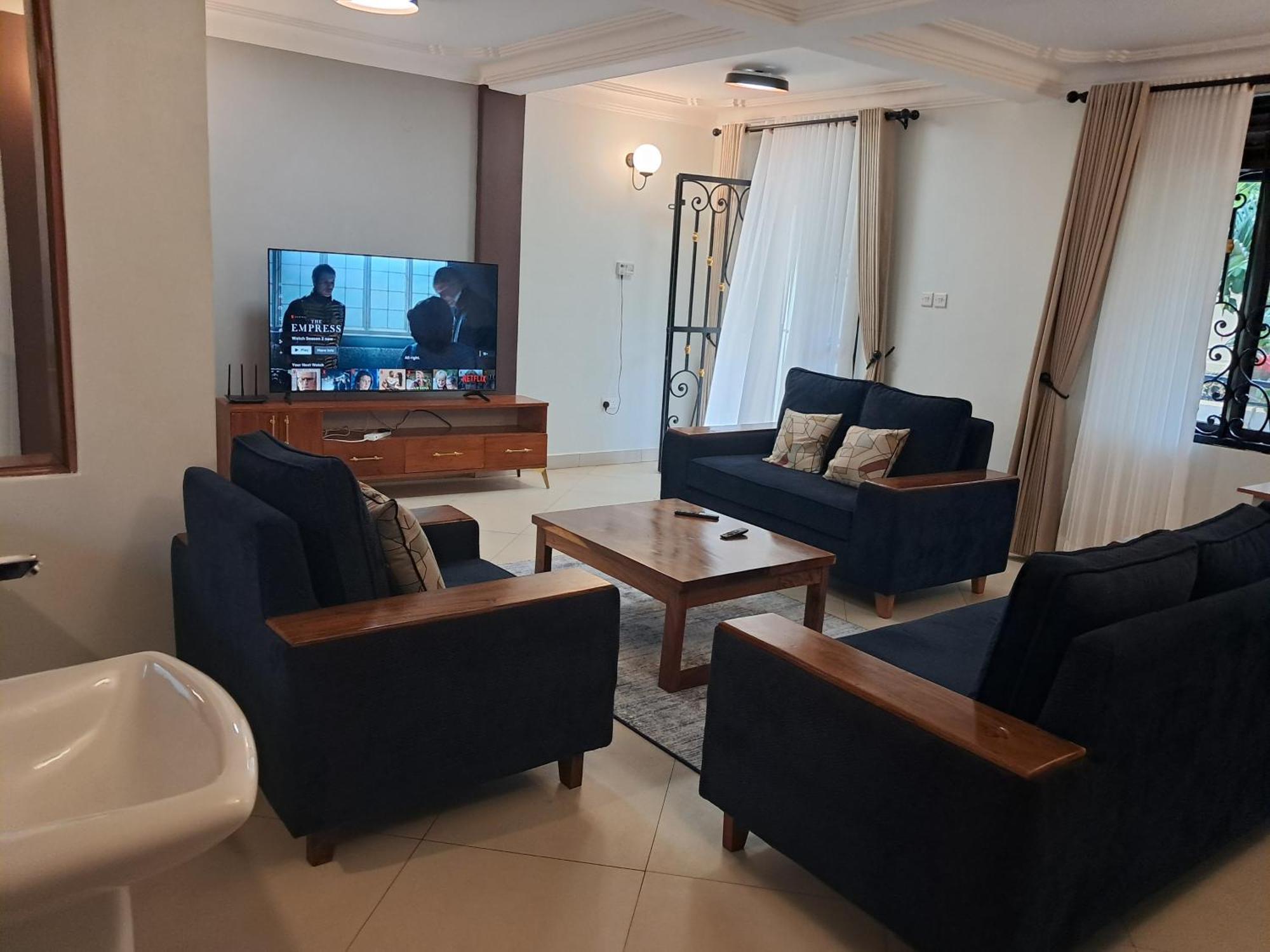 Elena & Kimberly Apartment Gulu ภายนอก รูปภาพ